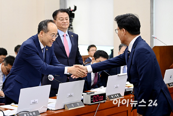 추경호 경제부총리 겸 기획재정부 장관이 5일 오후 서울 여의도 국회에서 열린 기획재정위원회 전체회의에서 박광온 더불어민주당 원내대표와 인사를 나누고 있다. [사진=곽영래 기자]