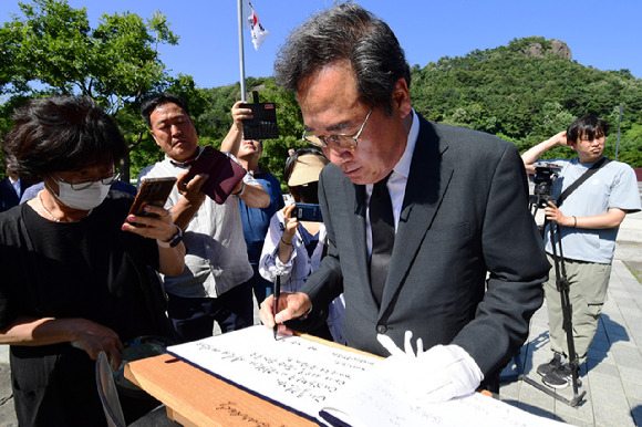 이낙연 전 더불어민주당 대표가 5일 오후 경남 김해시 봉하마을에 있는 고(故) 노무현 전 대통령 묘역을 찾아 참배한 후 방명록을 남기고 있다. [사진=뉴시스]