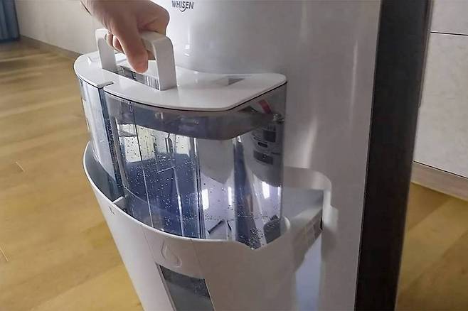 제습기 내부에 위치한 물통은 최대한 자주, 가능한 일주일에 한 번은 청소해야 한다. 출처=LG전자서비스