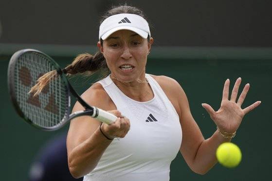 윔블던 1회전에서 로런 데이비스를 상대로 서비스 리턴을 하는 제시카 페굴라. 페굴라의 어머니 킴은 한국계 입양아 출신이다. [AP=연합뉴스]