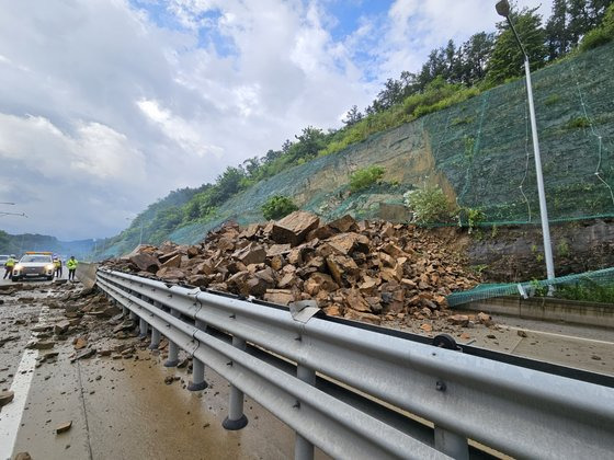 5일 오전 대구 군위군을 지나는 상주영천고속도로 하행선 불로터널 인근 구간에서 산사태가 발생했다. 사진 대구소방본부