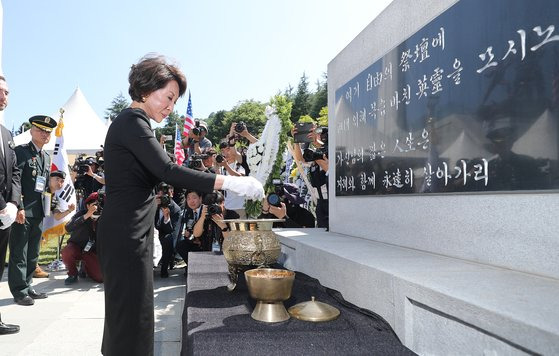 백선엽 장군의 장녀 백남희 여사가 5일 오후 경북 칠곡군 다부동 전적기념관에서 열린 '고 백선엽 대장 3주기 추모식'에서 분향하고 있다. 연합뉴스