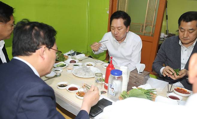 국민의힘 김기현 대표, 박대출 정책위의장 등이 5일 울산시와의 예산정책협의회가 끝난 후 남구 신정시장 한  횟집에서 점심으로 회를 먹고 있다. 연합뉴스