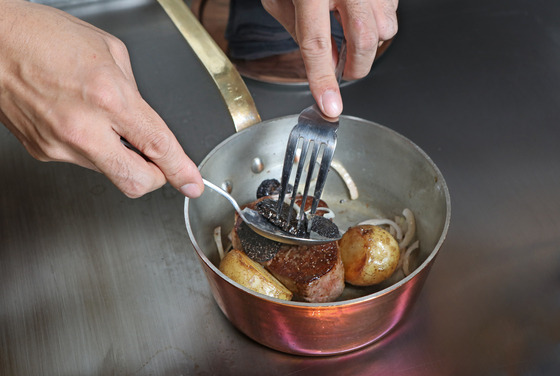 Chef and Executive Officer Yuichiro Sasano cooks Hanwoo++ chateaubriand poele with Tasmania truffle that is part of the gala dinner's Journey Course. [PARK SANG-MOON]