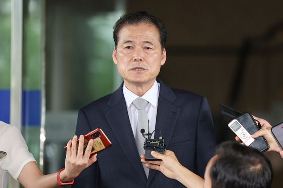 Kim Yung-ho, the unification minister nominee, speaks to reporters Friday in front of the Office of the Inter-Korean Dialogue in Jongno District, central Seoul, his temporary office to prepare for a parliamentary confirmation hearing. [YONHAP]