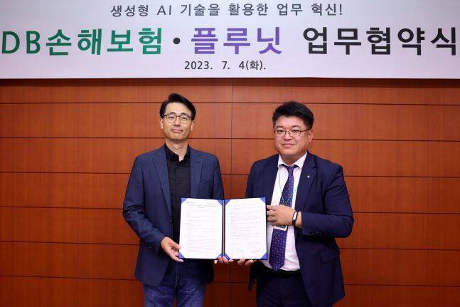 심진섭(오른쪽) DB손해보험 본부장과 이경일 플루닛 대표가 4일 서울 테헤란로 DB금융센터에서 생성형 인공지능 기술 도입을 위한 업무협약을 맺은 후 기념촬영을 하고 있다.&nbsp; &nbsp;DB손해보