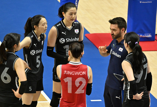 지난 2일 서수원칠보체육관에서 열린 2023 FIVB 여자 발리볼네이션스리그 폴란드와의 경기에서 한국 대표팀 세자르 감독이 작전을 지시하고 있다. 한국은 이 경기서 패하며 12전 전패로 대회를 마감했다.홍기웅기자