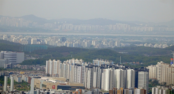 공사비 상승 등 이유로 분양받은 택지를 반납하려는 건설사들이 늘고 있다. 아파트 단지 너머로 3기 신도시 고양 창릉지구 모습이 보이고 있다. [사진 = 연합뉴스]