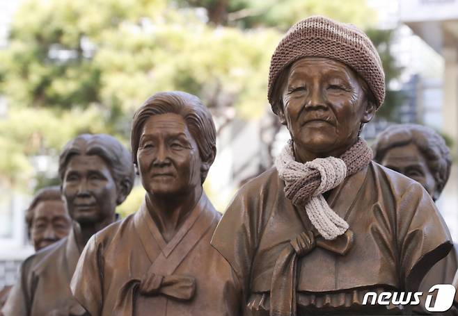 (경기광주=뉴스1) 김영운 기자 = 6일 오전 경기 광주시 퇴촌면 나눔의 집에 세상을 먼저 떠난 위안부 피해자 할머니들의 흉상이 세워져 있다.  박진 외교부 장관은 이날 '강제징용 대법원 판결 관련 정부 입장 발표문'을 통해 피해자들에게 행정안전부 산하 공공기관인 '일제강제동원피해자지원재단'이라는 제3자를 통해 배상금을 대신 지급할 계획이라고 밝혔다. 2023.3.6/뉴스1  Copyright (C) 뉴스1. All rights reserved. 무단 전재 및 재배포 금지.