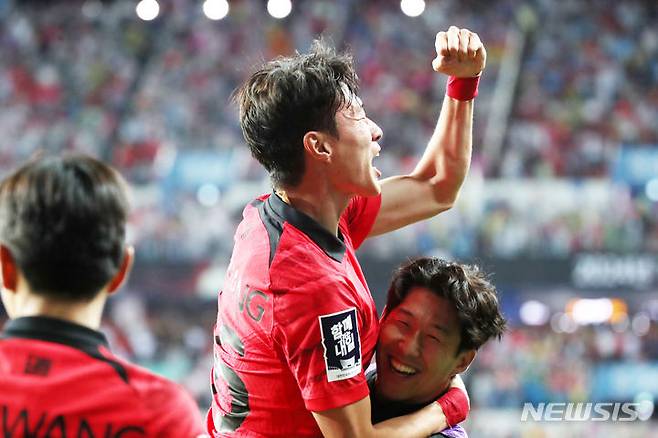 [대전=뉴시스] 조수정 기자 = 20일 오후 대전 유성구 대전월드컵경기장에서 열린 축구 국가대표팀 A매치 평가전 대한민국과 엘살바도르의 경기, 한국 황의조가 후반 첫 골을 터트린 뒤 손흥민과 기쁨을 나누고 있다.  2023.06.20. chocrystal@newsis.com