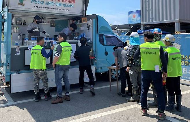 동부건설 공사현장 근로자들이 커피차를 이용하는 모습(사진 제공=동부건설) *재판매 및 DB 금지