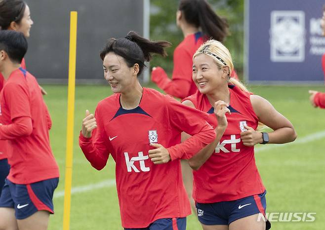 [파주=뉴시스] 김근수 기자 = 2023 국제축구연맹(FIFA) 호주·뉴질랜드 여자월드컵 국가대표팀 장슬기와 조소현이  5일 오전 경기 파주 국가대표트레이팅센터(NFC)에서 훈련을 하고 있다. 2023.07.05. ks@newsis.com