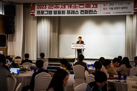 이왕준 전주세계소리축제조직위원장이 5일 서울 삼청각에서 열린 '2023 전주세계소리축제 프로그램 발표회'에서 발언하고 있다. (사진=전주세계소리축제조직위 제공) photo@newsis.com *재판매 및 DB 금지