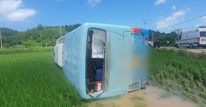 5일 오후 전남 고흥의 한도로에서 논으로 넘어진 군내버스. 독자제공  *재판매 및 DB 금지