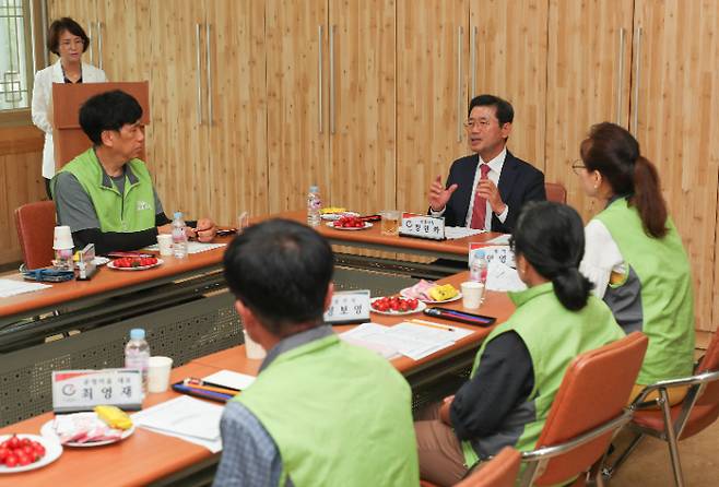 정인화 전남 광양시장은 지난 3일 다압면 메아리휴양소에서 예비 귀농·귀촌인들과 간담회를 가졌다. 광양시 제공