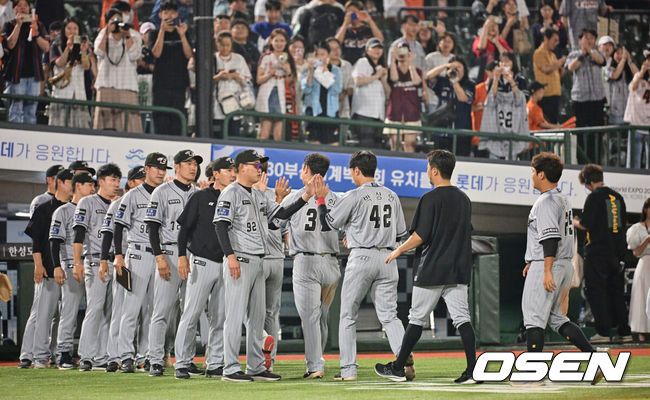 [OSEN=이석우 기자] 한화 최원호 감독과 선수들이 승리 후 기쁨을 나누고 있다. 2023.06.15 / foto0307@osen.co.kr