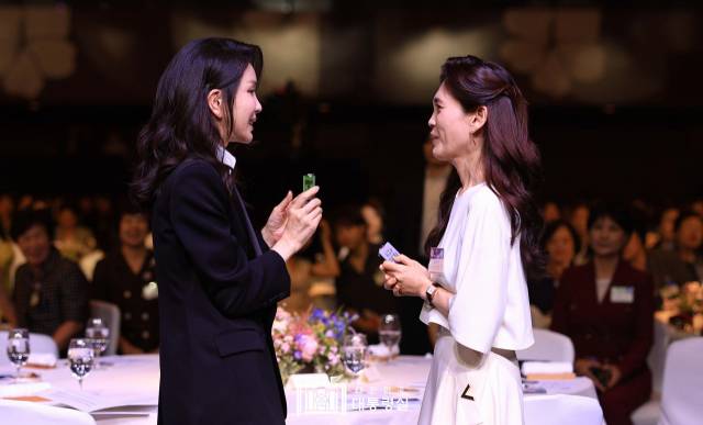 ▲ 영부인 김건희 전 코바나 대표가 제2회 여성기업주간 개막식에 참석해 개막을 축하하며 "저도 그동안의 경험을 바탕으로 (여성 기업인들을) 열심히 응원하고 지원하겠다"고 말했다. ⓒ대통령실