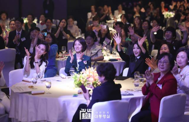 ▲ 영부인 김건희 전 코바나 대표가 제2회 여성기업주간 개막식에 참석해 개막을 축하하며 "저도 그동안의 경험을 바탕으로 (여성 기업인들을) 열심히 응원하고 지원하겠다"고 말했다. ⓒ대통령실