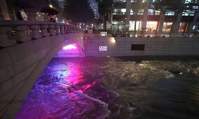 호우주의보가 발효된 지난 4일 서울 청계천 산책로가 폭우에 물이 넘쳐 잠기고 있다. 뉴시스