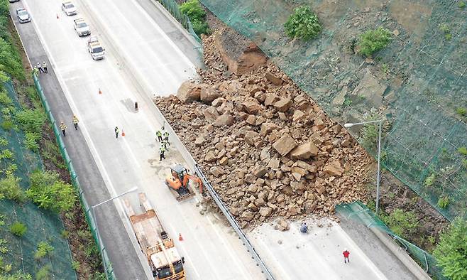 5일 대구 군위군 상주-영천고속도로 하행선 불로터널 인근에서 산사태가 발생해 돌무더기가 고속도로로 쏟아져 내려 있다. 연합뉴스