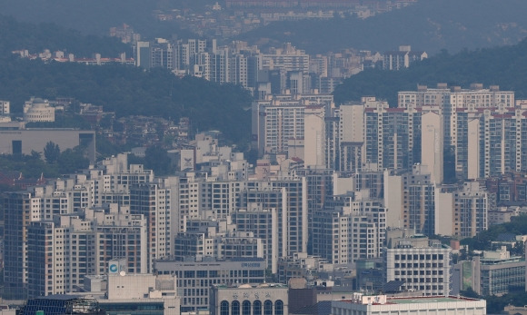 전국 아파트 매매가 상승 거래 비중 오름세 - 지난달 25일 오전 남산에서 바라본 서울 시내 아파트. 2023.6.25. 연합뉴스