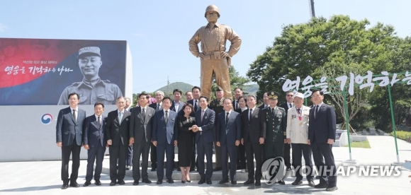 5일 오후 경북 칠곡 다부동 전적 기념관에서 열린 고 백선엽 장군의 동상 제막식에서 박민식 보훈부 장관, 백선엽 장군의 장녀 백남희 여사, 이철우 경북도지사, 이종섭 국방부 장관 등이 기념촬영을 하고 있다. 연합뉴스