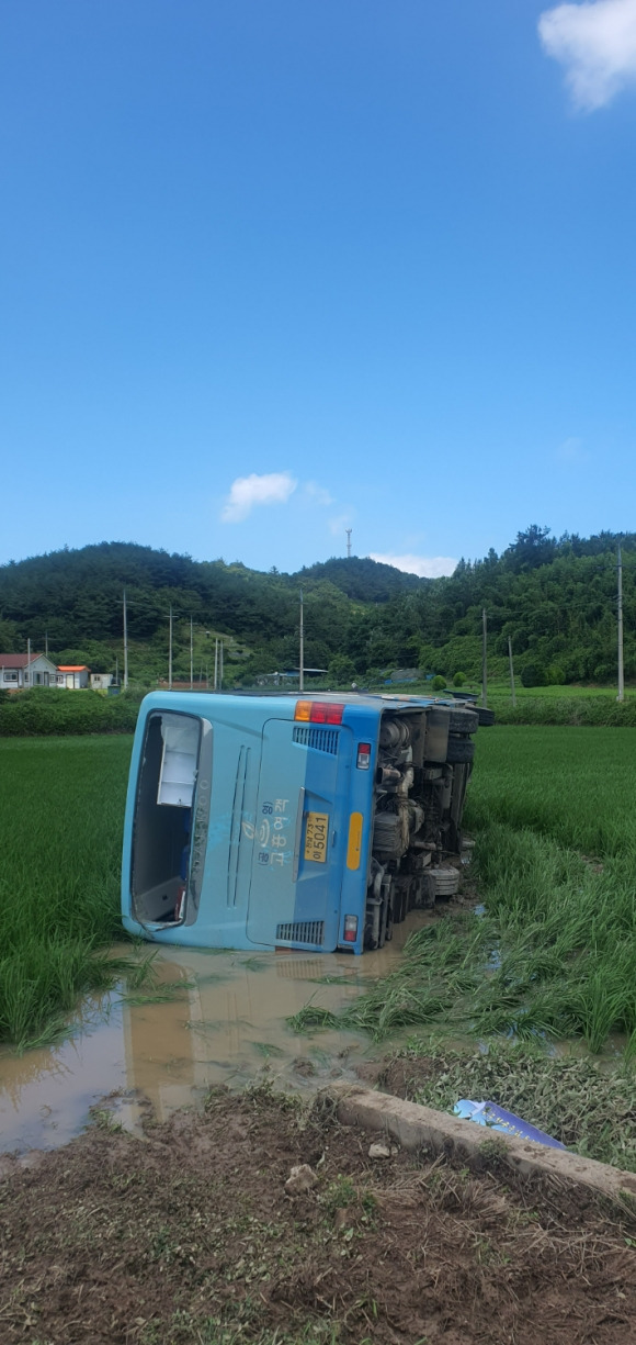 전남 고흥군 과역면 삼거리 인근에서 군내버스가 넘어지는 사고가 발생했다. 고흥소방서 제공.