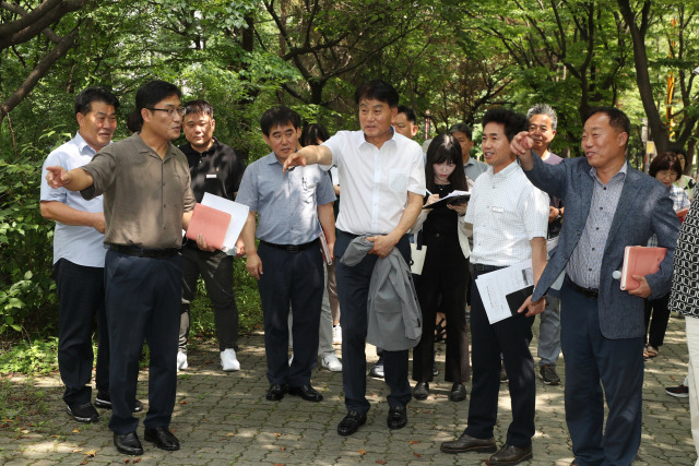 하은호 군포시장이 지난 3일 산본2동에서 ‘찾아가는 이동시장실’을 운영하며 시민들과 현안을 살펴보고 있다. 사진 제공 = 군포시