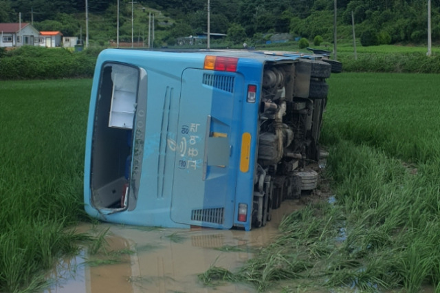 5일 오후 전남 고흥군 과역면 신곡리 도로에서 주행중이던 버스가 논두렁에 빠져 있다. 사진제공=고흥소방서