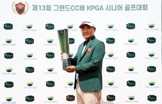 제13회 그랜드CC배 KPGA 시니어 골프대회에서 우승한 모중경. 사진 제공=KPGA