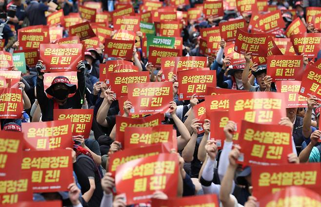 5일 오후 서울 서대문구 경찰청 앞에서 전국민주노동조합총연맹이 연 '총파업 승리 결의대회'에서 참가자들이 손팻말을 들고 있다. ⓒ 연합뉴스