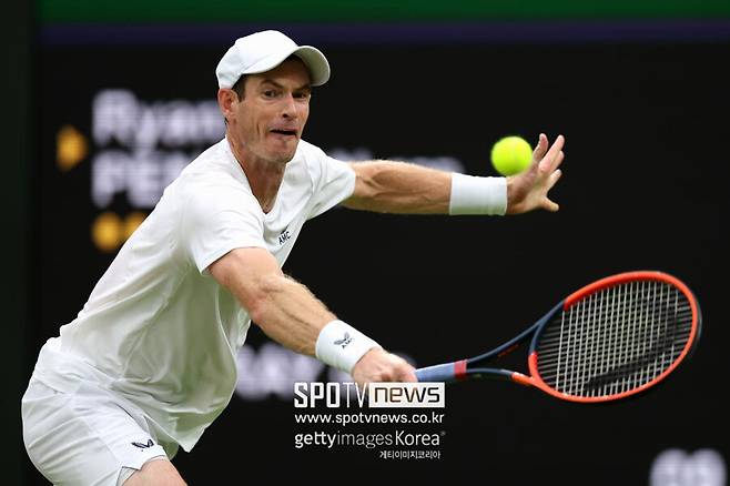 ▲ 앤디 머리가 2023년 윔블던 남자 단식 1회전에서 경기를 펼치고 있다.