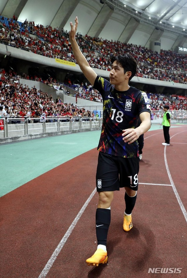 한국 축구팬들에게 인사하는 이강인. /사진=뉴시스 제공