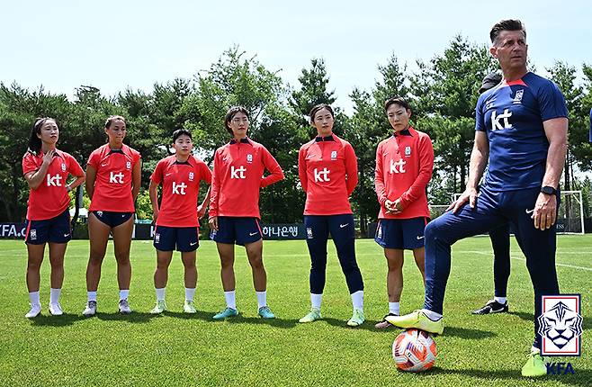 콜린 벨(오른쪽) 감독과 한국 여자 축구대표팀의 모습. /사진=대한축구협회