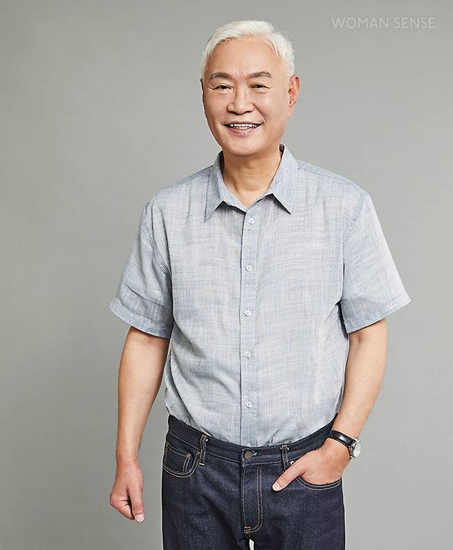 림프 부종에 대해 끊임없이 연구를 거듭한 연세에스의원 원장 심영기 박사. 그는 ‘엘큐어리젠요법’을 개발하며 림프 케어의 새로운 지평을 열었다.