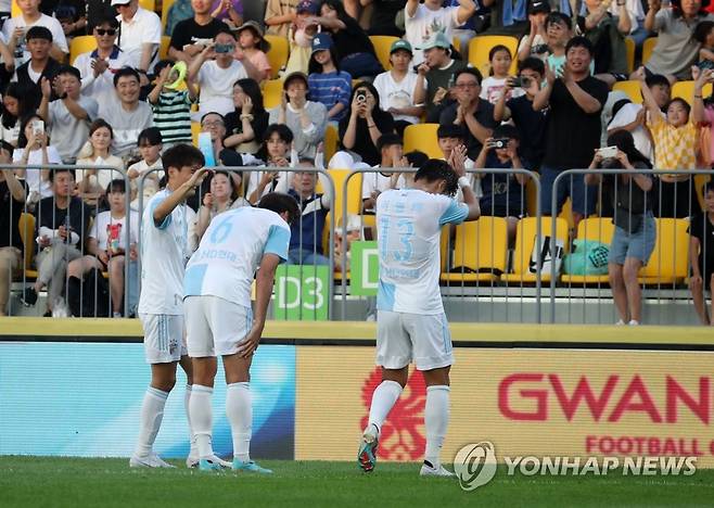 박용우, 골 넣고 사죄의 인사 (광주=연합뉴스) 조남수 기자 = 2일 광주축구전용구장에서 열린 프로축구 K리그1 20라운드 광주FC와 울산 현대의 경기에서 울산 박용우(6)가 후반전에 헤더로 선취골을 넣고 원정 응원을 펼치는 팬들 앞으로 다가가 고개 숙여 인사하고 있다. 박용우는 최근 '인종차별 논란'으로 한국프로축구연맹으로부터 징계를 받았다. 2023.7.2 iso64@yna.co.kr