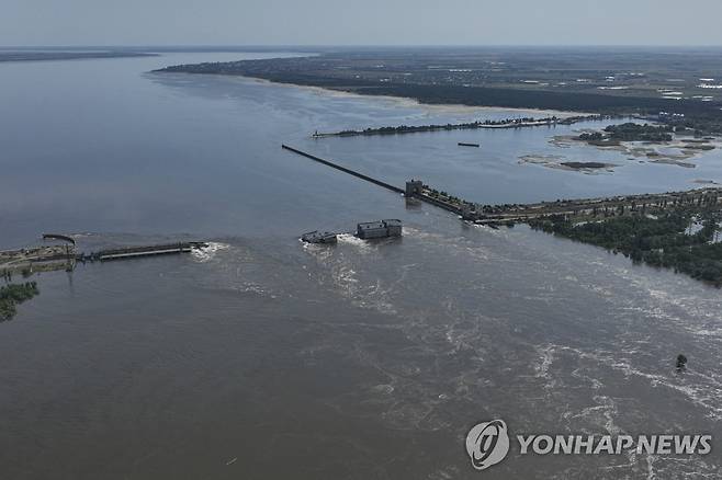 폭발로 붕괴한 우크라이나 헤르손주 카호우카 댐 [AP 연합뉴스자료사진. 재판매 및 DB 금지]