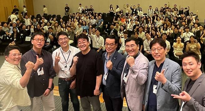 4일 서울 필동 CJ인재원에서 열린 'Korea Food Forum 2023'에서 이선호 CJ제일제당 식품성장추진실장(왼쪽에서 세번째), 백종원 더본코리아 대표(왼쪽에서 네번째), 안호근 농진원장(오른쪽에서 네번째), 김상익 CJ제일제당 식품한국총괄(오른쪽에서 두번째)와 참석자들이 기념사진을 촬영하고 있다. [CJ제일제당 제공. 재판매 및 DB 금지]