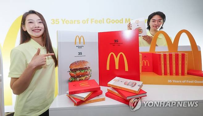 한국 맥도날드, 창립 35주년 기념 사사 2권 출간 (서울=연합뉴스) 서대연 기자 = 5일 오전 서울 중구 더플라자 호탤에서 열린 한국 맥도날드 창립 35주년 기념 브랜드 도서 출간 행사에서 모델이 도서 모형을 들고 있다.
    한국 맥도날드는 창립 35주년을 기념해 한국 진출 후 성장과정을 담은 '히스토리북'과 핵심 키워드를 중심으로 이야기를 담은 '브랜드 스토리북' 등 사사 2권을 출간했다고 밝혔다. 수익금 전액은 중증 환아와 가족들을 위해 한국 RMHC에 기부될 예정이다. 2023.7.5 dwise@yna.co.kr