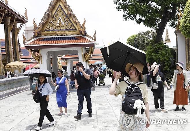 양산 쓴 태국 관광객들 [EPA 연합뉴스 자료사진. 재판매 및 DB 금지]