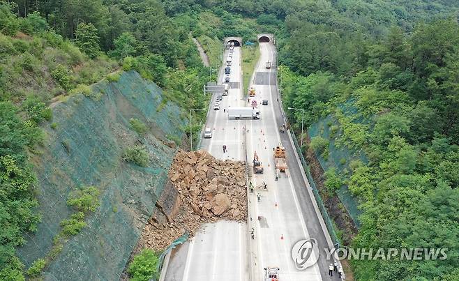 고속도로 덮친 산사태 (대구=연합뉴스) 윤관식 기자 = 5일 오전 대구 군위군 상주-영천고속도로 하행선 불로터널 인근에서 산사태가 발생해 돌무더기가 고속도로로 쏟아져 내려 있다. 2023.7.5 psik@yna.co.kr