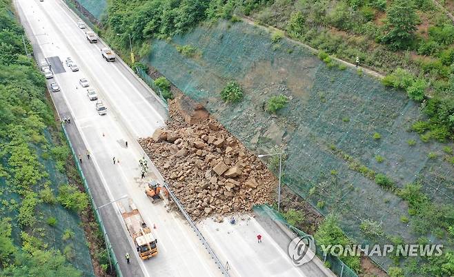 고속도로로 무너져 내린 돌무더기 (대구=연합뉴스) 윤관식 기자 = 5일 오전 대구 군위군 상주-영천고속도로 하행선 불로터널 인근에서 산사태가 발생해 돌무더기가 고속도로로 쏟아져 내려 있다. 2023.7.5 psik@yna.co.kr