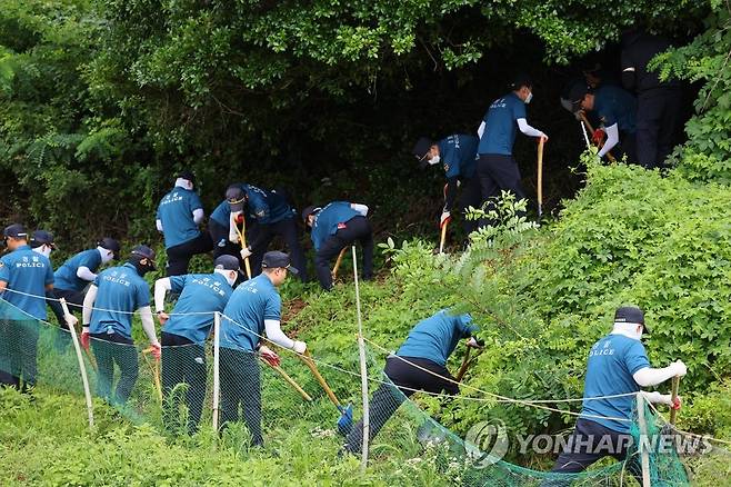 영아 암매장 사건 수색하는 경찰 (부산=연합뉴스) 손형주 기자 = 5일 오전 경찰이 영아 시신이 암매장 된 것으로 추정되는 부산 기장군 기장읍 죽성리 한 야산을 수색하고 있다. 이곳은 아동학대치사 혐의로 불구속 입건돼 경찰 수사를 받는 친모 A씨가 8년 전인 2015년 2월 생후 8일 된 본인의 딸 B양이 집에서 갑자기 숨지자 유기했다고 지목한 곳이다. 2023.7.5 handbrother@yna.co.kr