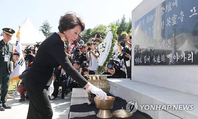 분향하는 백남희 여사 (칠곡=연합뉴스) 윤관식 기자 = 백선엽 장군의 장녀 백남희 여사가 5일 오후 경북 칠곡군 다부동 전적기념관에서 열린 '고 백선엽 대장 3주기 추모식'에서 분향하고 있다. 2023.7.5 psik@yna.co.kr