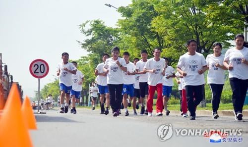 지난 6월 23일 평양 청춘거리 체육촌에서 열린 올림픽의 날 기념 '유희 달리기' [조선중앙통신 연합뉴스 자료사진. 재판매 및 DB 금지]