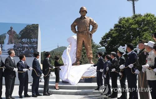 모습 드러낸 백선엽 장군 동상     (칠곡=연합뉴스) 윤관식 기자 = 5일 오후 경북 칠곡 다부동 전적 기념관에서 열린 고 백선엽 장군의 동상 제막식에서 박민식 보훈부 장관, 백선엽 장군의 장녀 백남희 여사, 이철우 경북도지사, 이종섭 국방부 장관 등이 제막하고 있다. 2023.7.5
    psik@yna.co.kr
(끝)