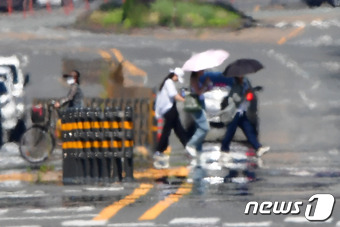 폭염특보가 발령된 5일 오후 경북 포항 남구 대도동 아스팔트 위로 아지랑이가 피어오르고 있다.2023.7.5/뉴스1 ⓒ News1 최창호 기자