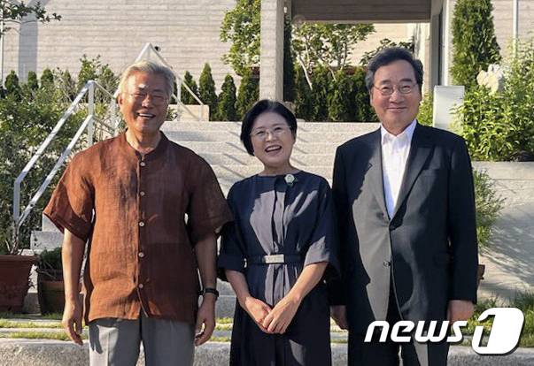 이낙연 전 더불어민주당 대표가 부인 김숙희 여사와 함께 5일 양산 평산마을을 찾아 문재인 전 대통령을 예방한 사진을 자신의 SNS에 공개했다. (이낙연 전 대표 SNS) 2023.7.5/뉴스1