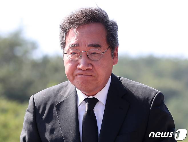 이낙연 전 더불어민주당 대표가 5일 오후 경남 김해시 진영읍 봉하마을을 찾아 고 노무현 전 대통령 묘역을 참배하고 있다. 2023.7.5/뉴스1 ⓒ News1 윤일지 기자