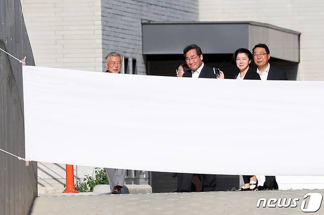 문재인 전 대통령이 5일 오후 경남 양산시 하북면 평산마을 사저로 예방한 이낙연 전 더불어민주당 대표를 맞이하고 있다. 2023.7.5/뉴스1 ⓒ News1 윤일지 기자